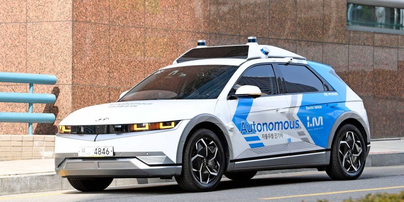 Dubai driverless taxi featured image